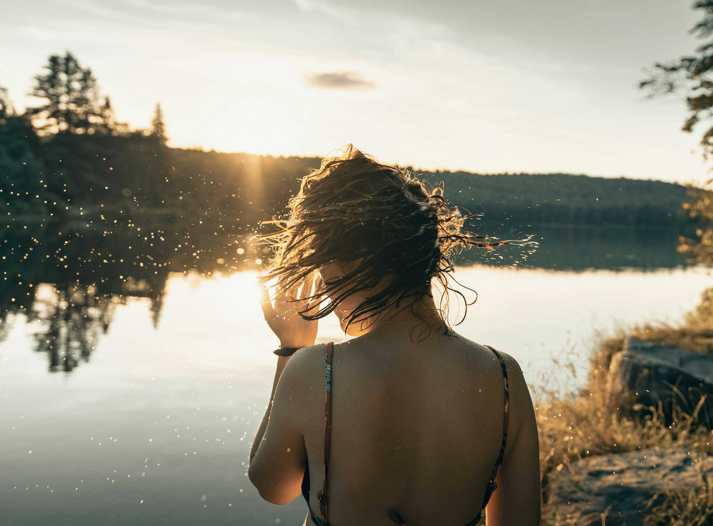 Sunset Reflections – Freedom in Iceland’s Wild Nature Moments of freedom by the water. At sunset, she rises from the lake — droplets catching the last light. A quiet celebration of strength, joy, and the beauty of feeling fully alive in nature.
